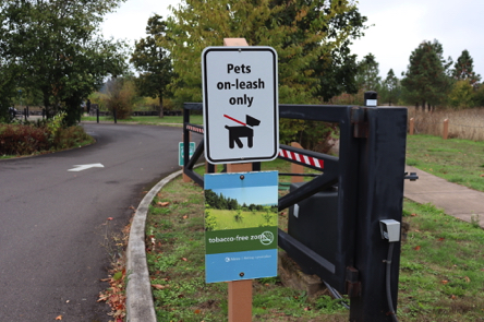 Sign: Pets on leash only. Note: Pets can only go on Tonquin Trail